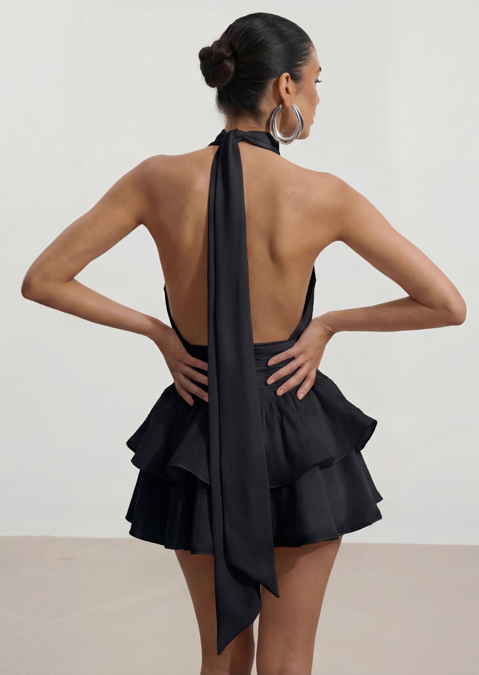 Vestido Mini Halter de Espalda Abierta en Negro