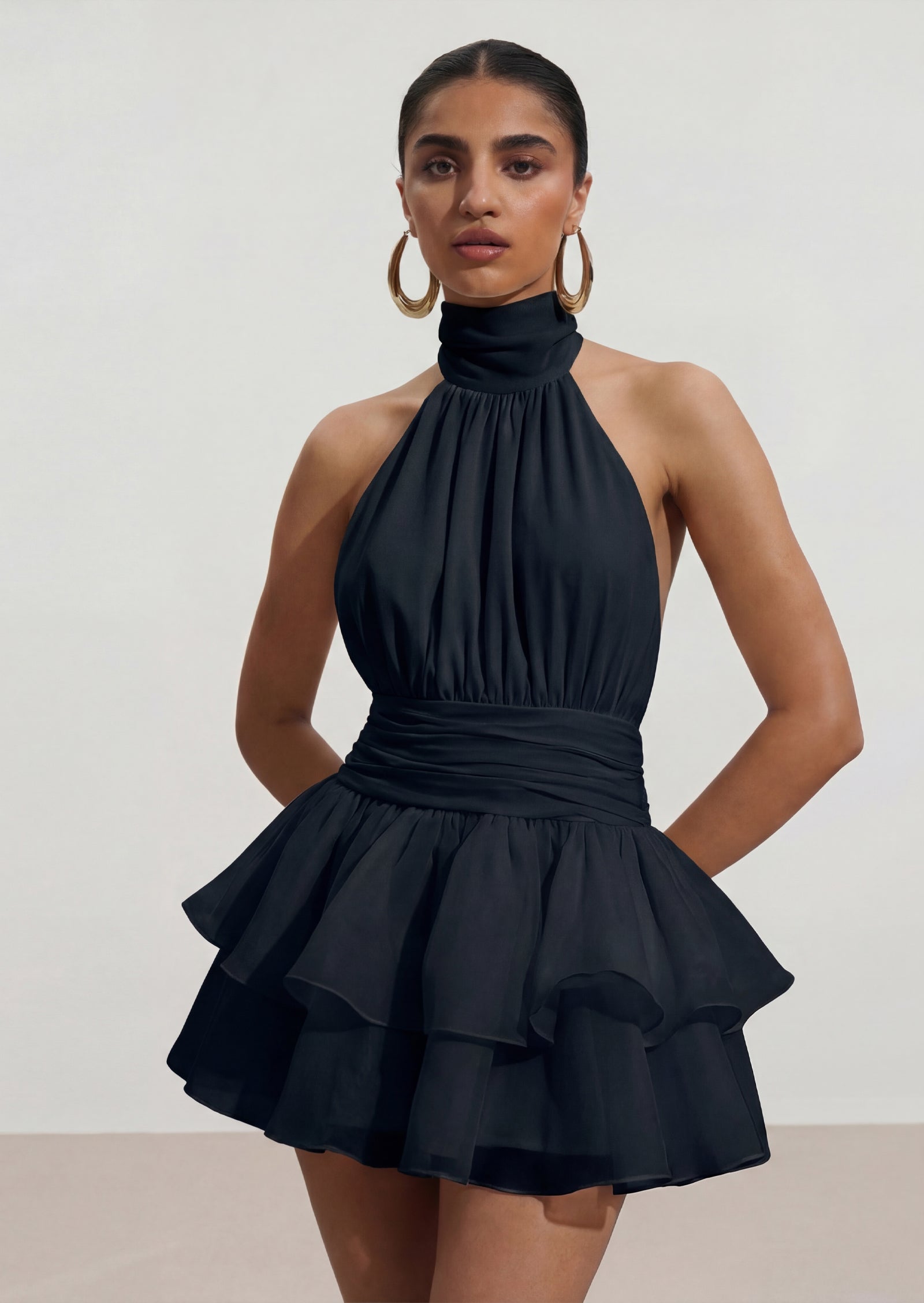 Vestido Mini Halter de Espalda Abierta en Negro